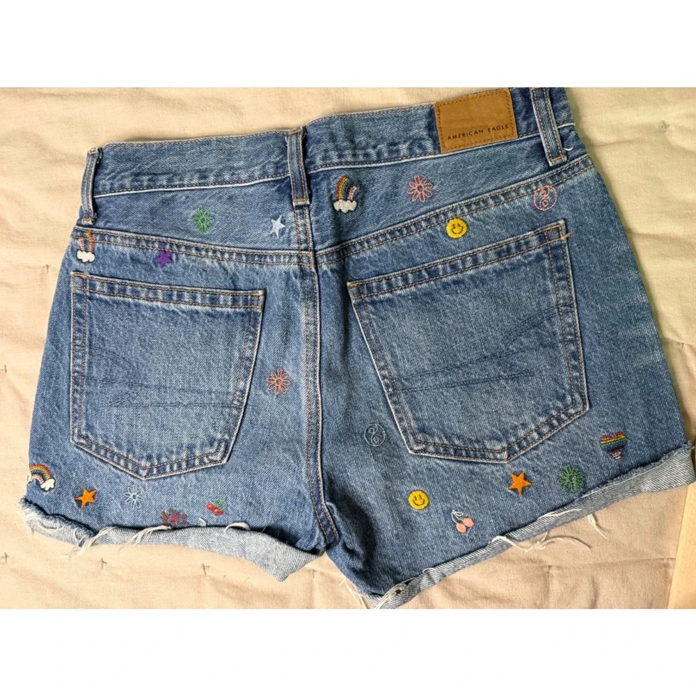 American Eagle Embroidered Denim Shorts Sz 0‎ Medium Wash Rainbow Smiley Cutoff